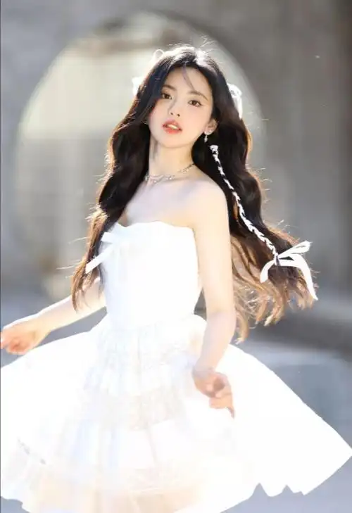 杨超越白色抹胸裙写真曝光,身姿妩媚优雅!