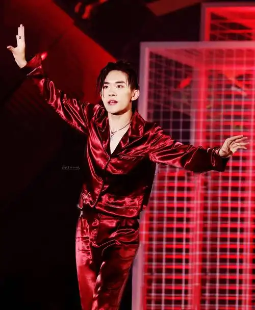 易烊千玺tfboys五周年演唱会高清帅气