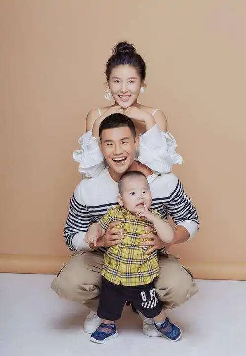 英子和嘎子14年后三亚相聚,一个帅气逼人,一个如花