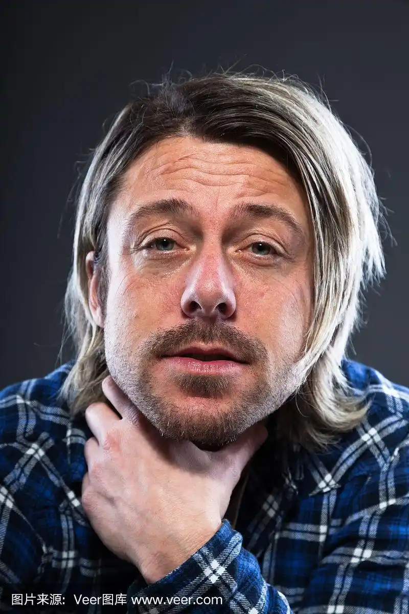 表情丰富的年轻人,留着金色长发和胡须.