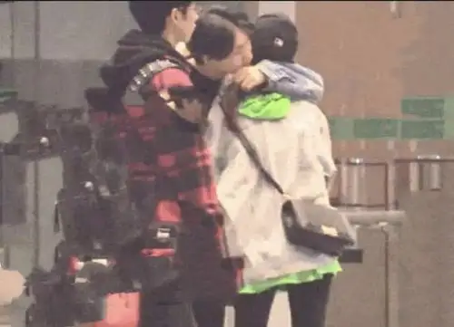 汪苏泷与靳梦佳当众牵手亲吻,两人恋情疑坐实!