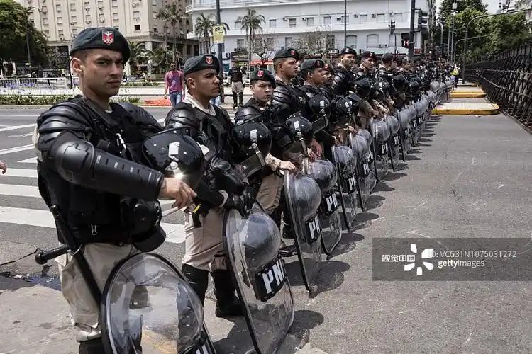 阿根廷首都爆发大规模反g20示威 防暴警察提前封锁道路严阵以待