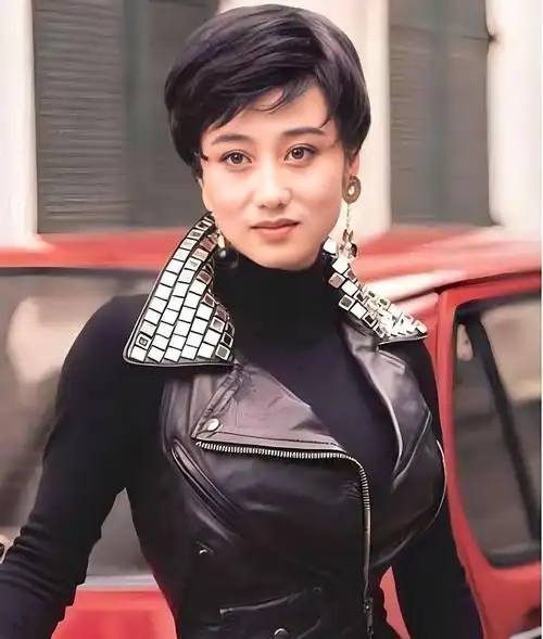 李连杰的妻子利智穿着黑色高领大衣气质迷人优雅