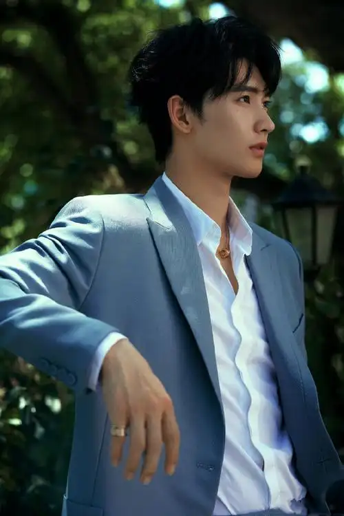 黄俊捷身着西装廓形利落,举手投足间尽显少年绅士风