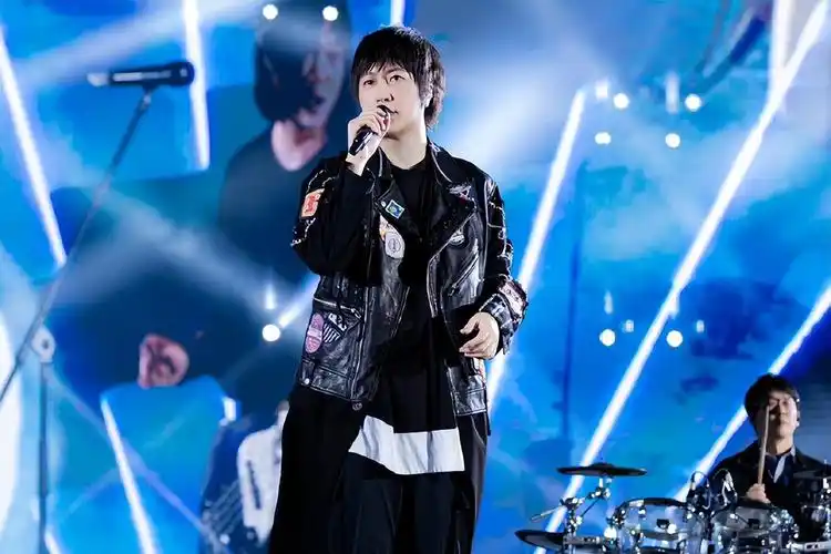 五月天阿信回应"假唱风波":真唱是我们的底线 五月天主唱阿信近日就