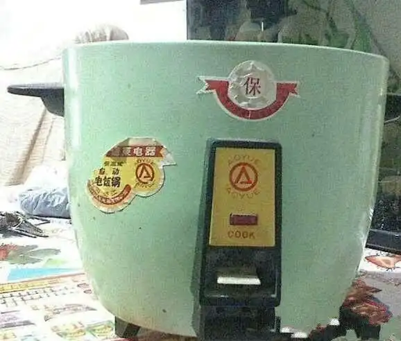 90年代的电饭煲.这一切都是那个年代的.好东西.