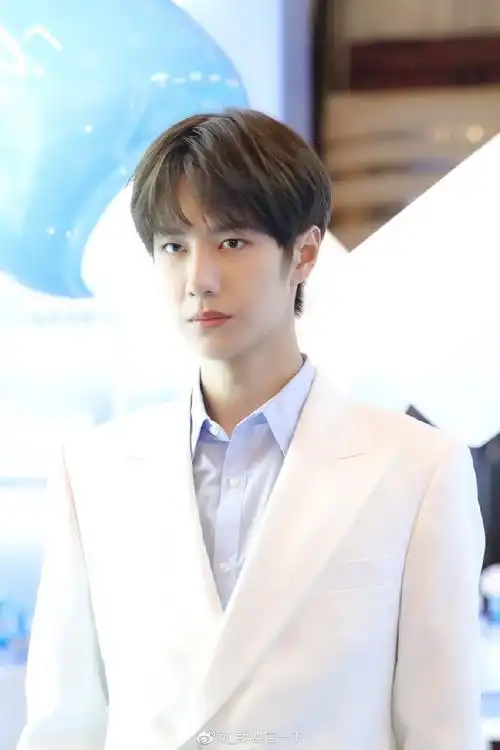 王一博超话#王一博#wyb#王一博天天向上#笑容甜甜的白色西装啵你爱了