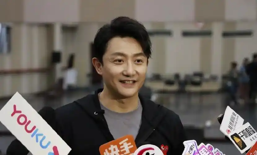 涂松岩和郭京飞对比照 他是梁朝伟的御用配音吗