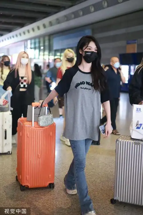 组图:snh48宋昕冉现身火车站 穿灰色t恤搭牛仔裤清爽休闲