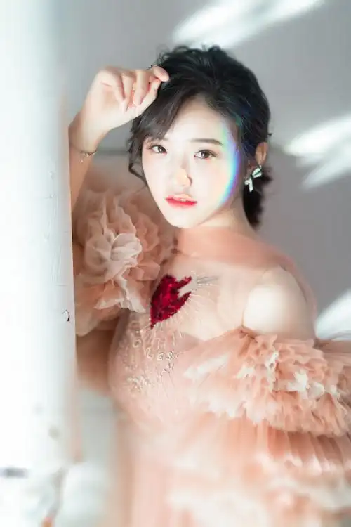 金雯昕2018国剧盛典红毯首秀 清新灵动笑容甜girl