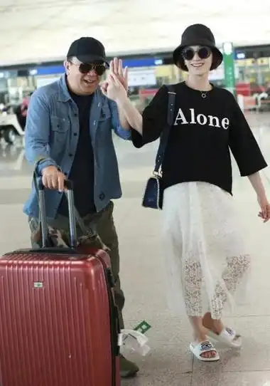 李小冉携夫走机场穿t恤配白裙简约大气徐佳宁发福胖出双下巴