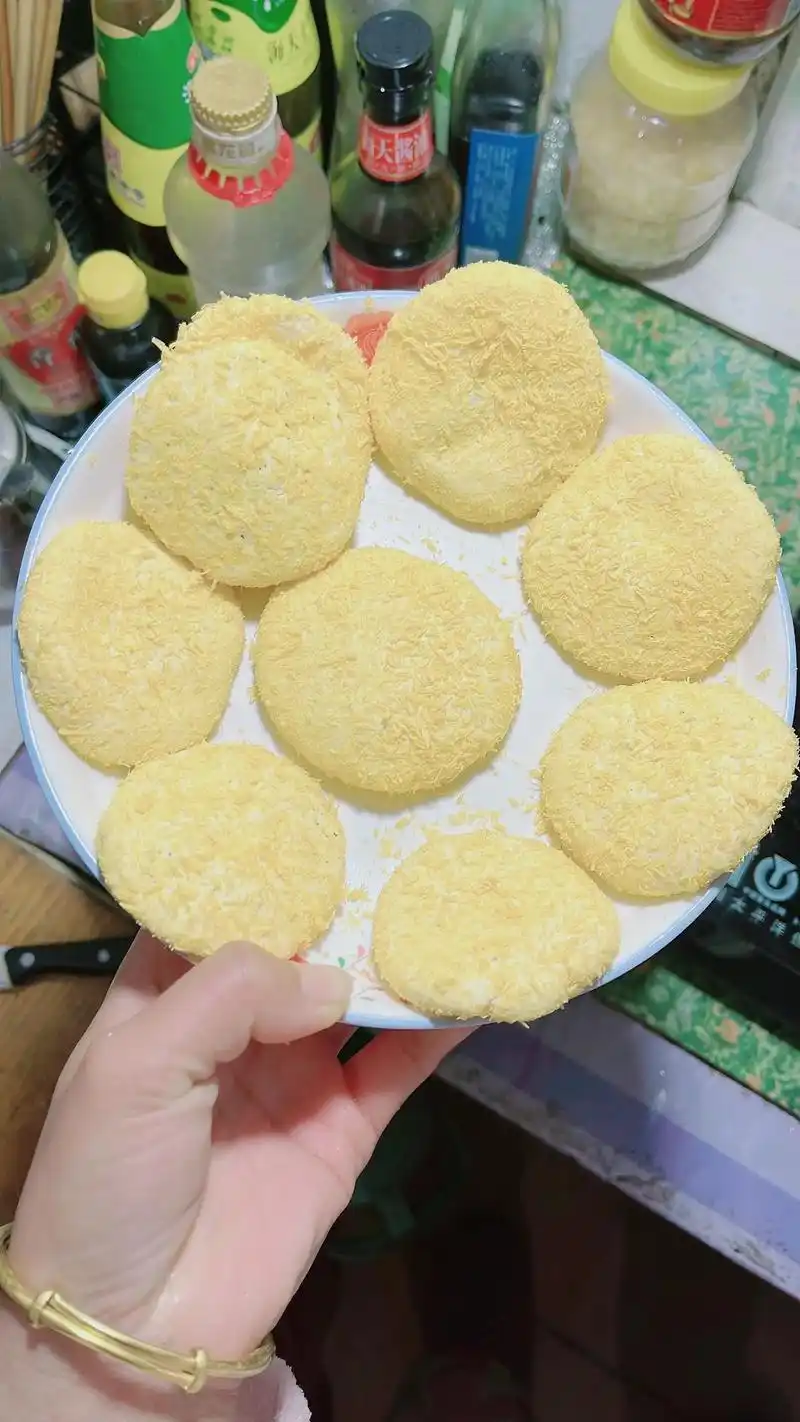 南瓜饼的做法.第一步 南瓜切成小块蒸熟捣碎 第二步 放入适量 - 抖音