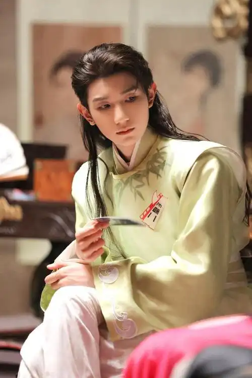 王源《奇异剧本鲨》最新正片更新 看深藏不露的二皇子如何巧妙寻找