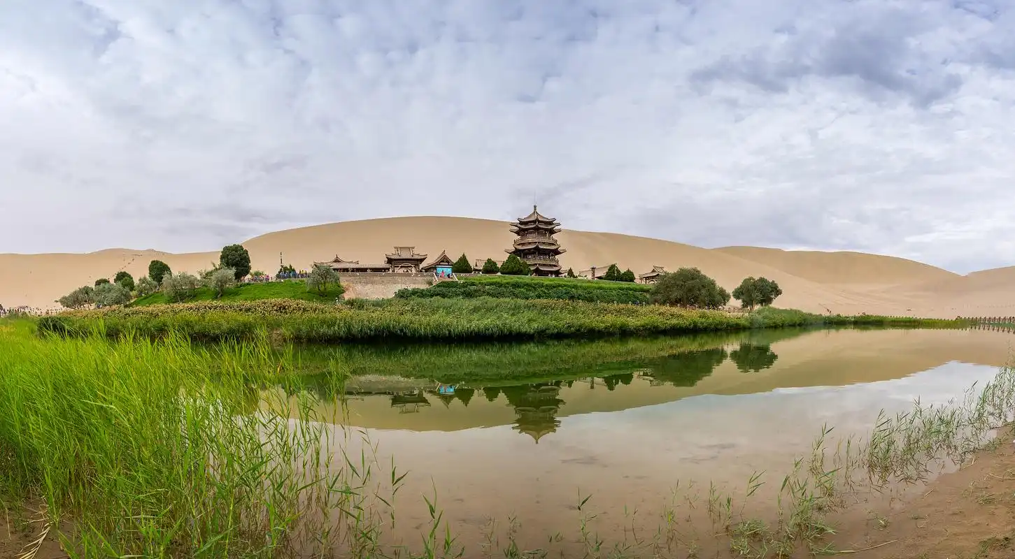 嬉行记# 敦煌大月牙湖,位于中国甘肃省敦煌市境内,是一块壮丽的兹然