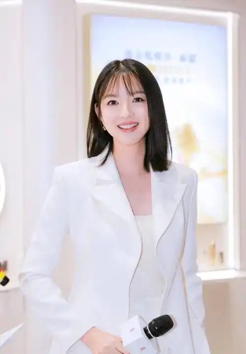 羽西全球形象大使张梓琳现身长沙万家丽国际购物广场_女性_中国_品牌