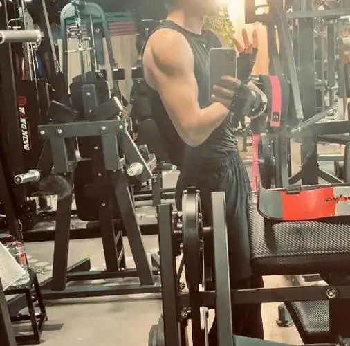 张杰近照曝光,肌肉照获赞,网友调侃闰土变型男|腹肌_网易订阅