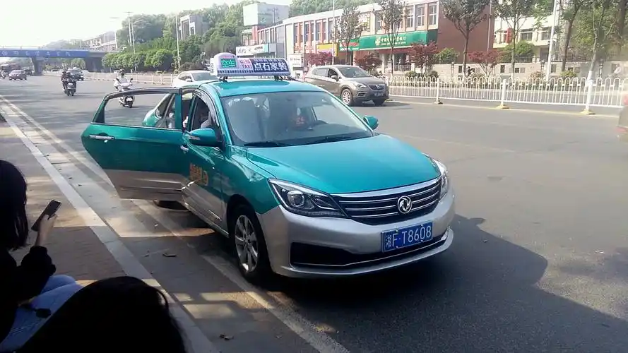 岳阳的鸿乐公司东风风神最新款a60出租车湘ft8608