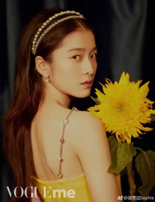 穿着黄色吊带小礼服出席miumiuclub的张雪迎少女感可不一般