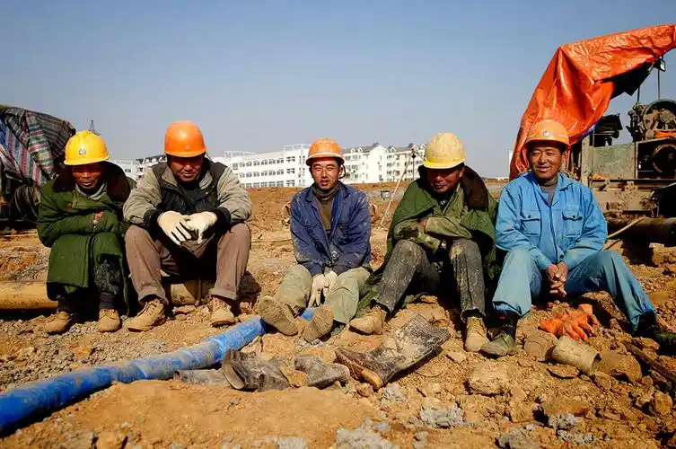 "打工"一词在中国内地的含义一般包括:一,受僱于人,替别人工作;二