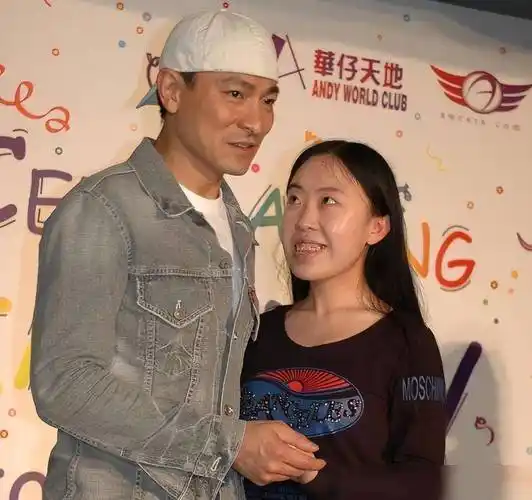 一个是刘德华伴舞,一个家破人亡,赖文慧与杨丽娟的相反人生_父亲_女儿