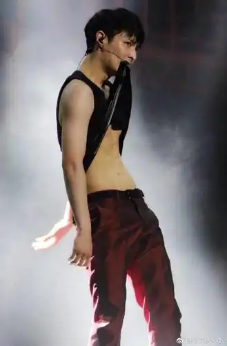 张艺兴穿红短裤拍ck广告,秀八块腹肌好身材,展现真男人气质