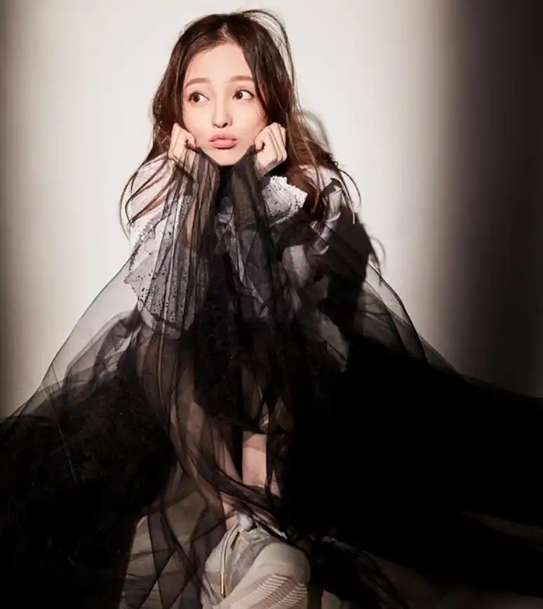 张韶涵裸妆大片 网友:亚洲三大术又发威