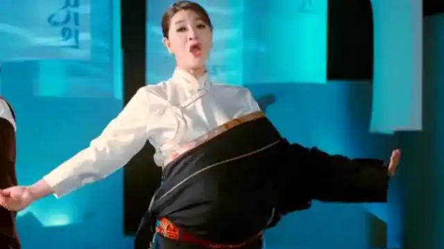 降央卓玛一炮而红,怀孕挺着大肚子还坚持录完这首歌,太敬业了!