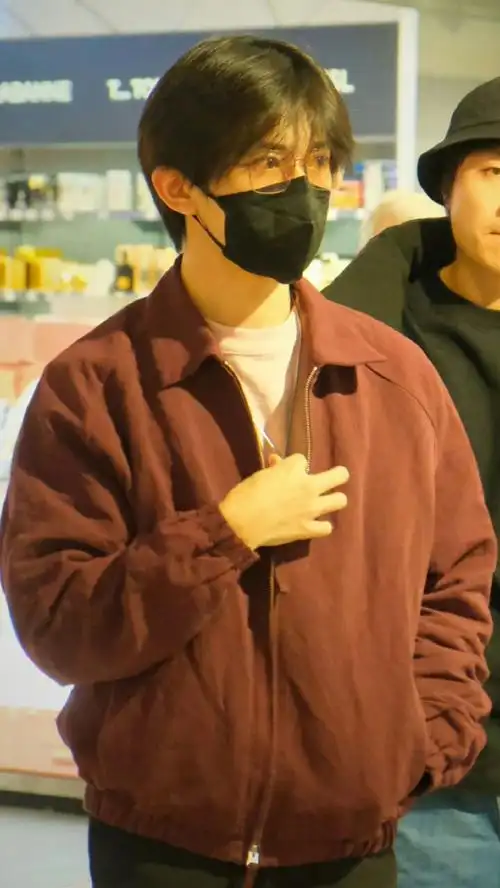 易烊千玺皮衣街拍