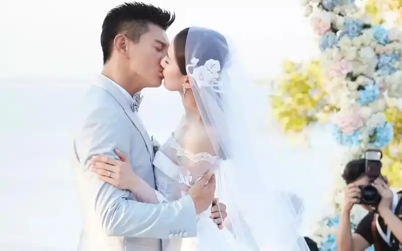 婚礼亲吻怎么亲才好看?学习这几位明星吧