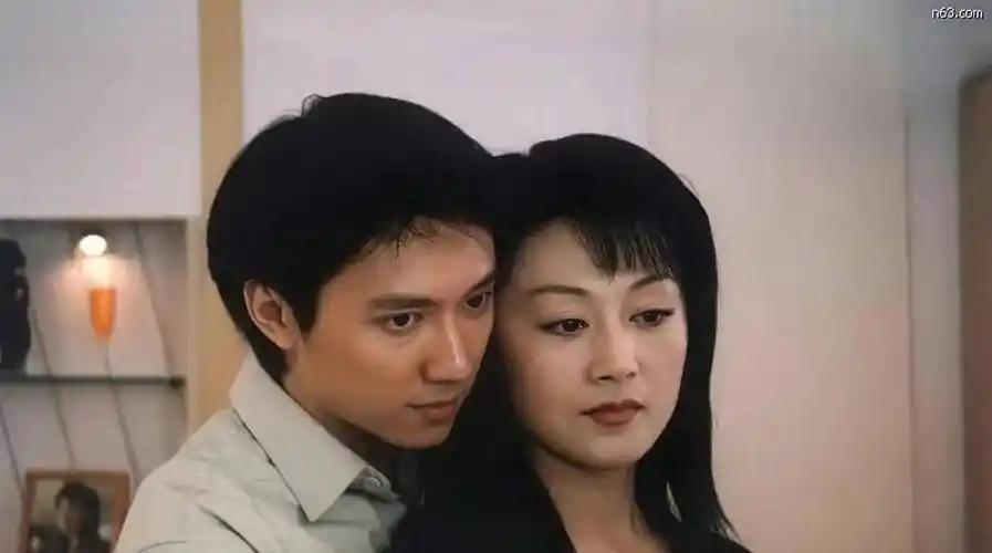 比如,在《爱情密码》中,她和冯绍峰就上演了最早版本的姐弟恋.