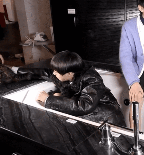 王俊凯与猫,猫系少年的逗猫日常_文/源凯