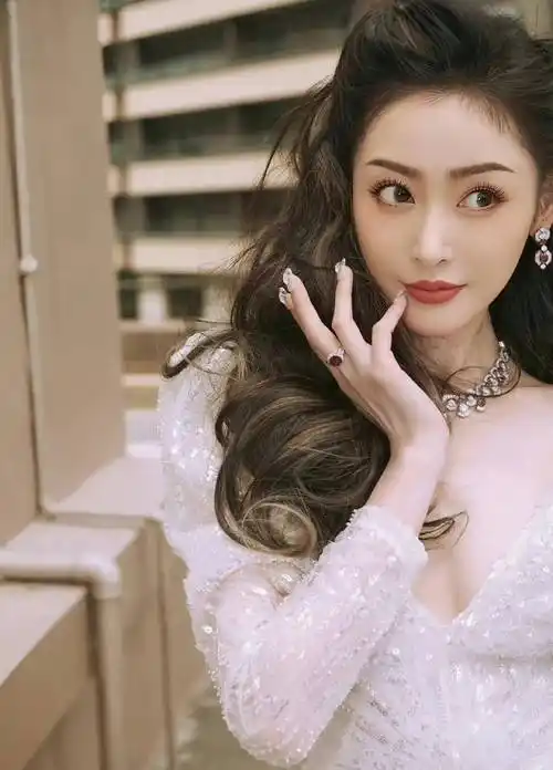 张天爱深v白裙秀出完美身材,让人垂涎欲滴!_爱的_白色_连衣裙