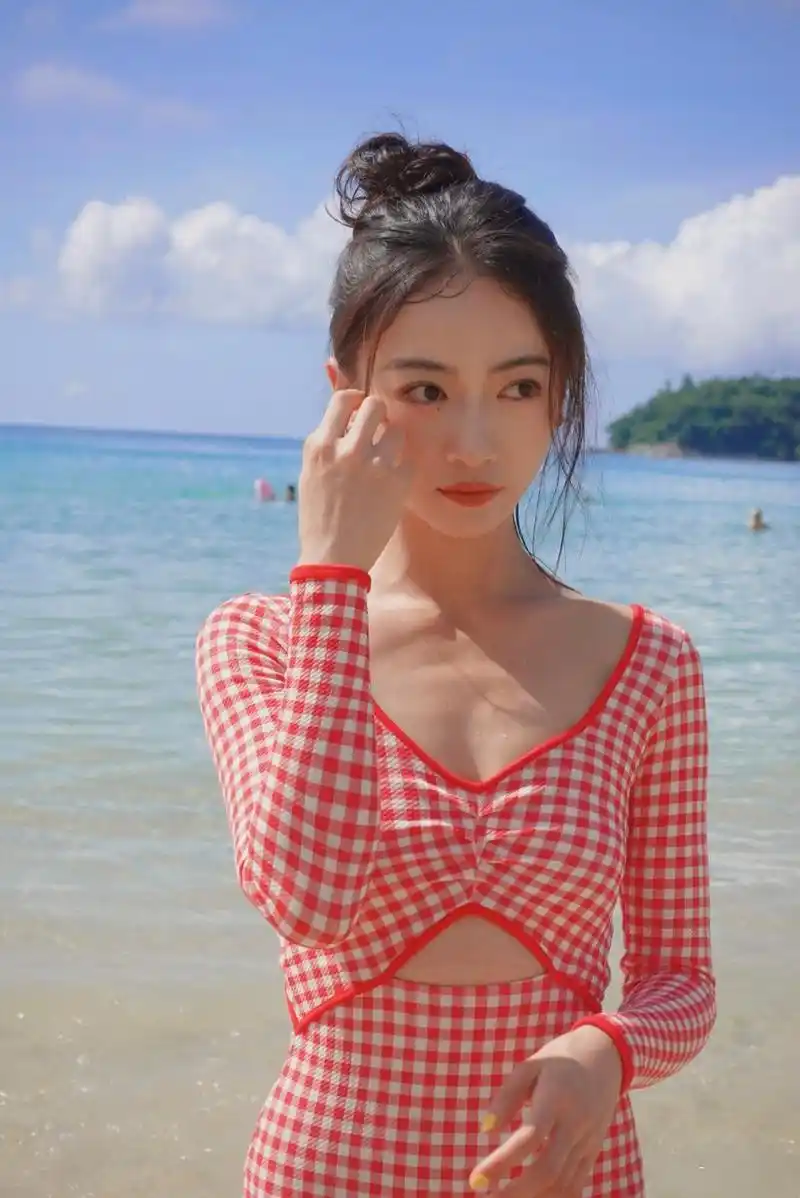 吴谨言夏日海边清凉泳装,来源吴谨言