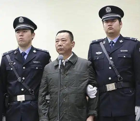 刘汉:身价四百亿,汶川地震时捐出五千万,落网时缴获出