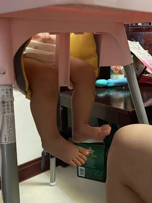 吃饭时的小脚丫
