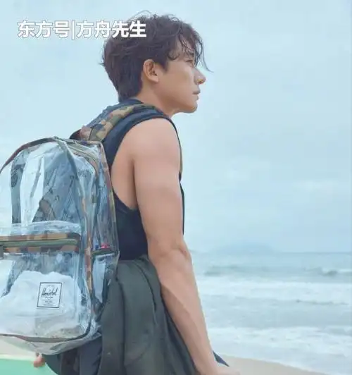 黄轩海边拍大片,在沙滩上做俯卧撑,秀三角肌荷尔蒙爆棚