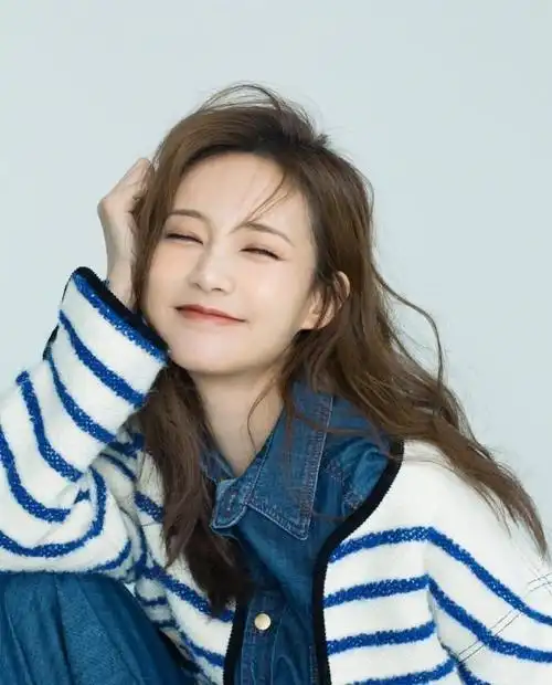 配上清爽的造型,显得李一桐更加娇俏可爱.