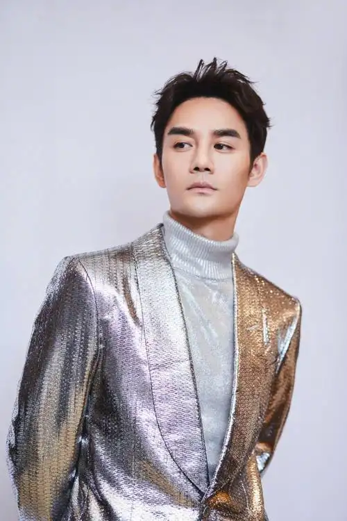 又帅了36岁王凯罕见亮相一身银色西装帅气十足关键是闪