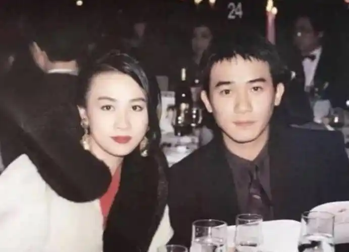 事实上,在两人这么多年的婚姻生活中,刘嘉玲的付出远大于梁朝伟.