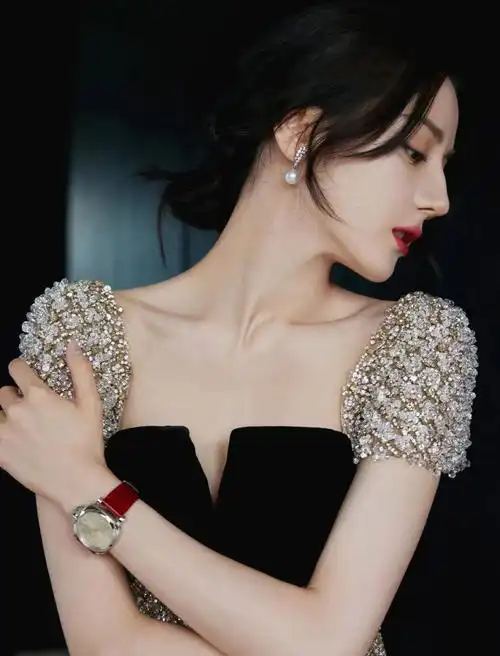 迪丽热巴抹胸镶钻黑丝绒礼服