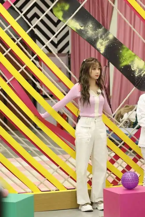 虞书欣小姐分享秋季时尚穿搭_衬衫_衣服_全身