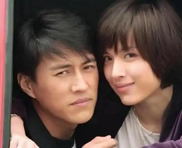 演员靳东:娶二婚的李佳,当两个儿子的爸爸也幸福