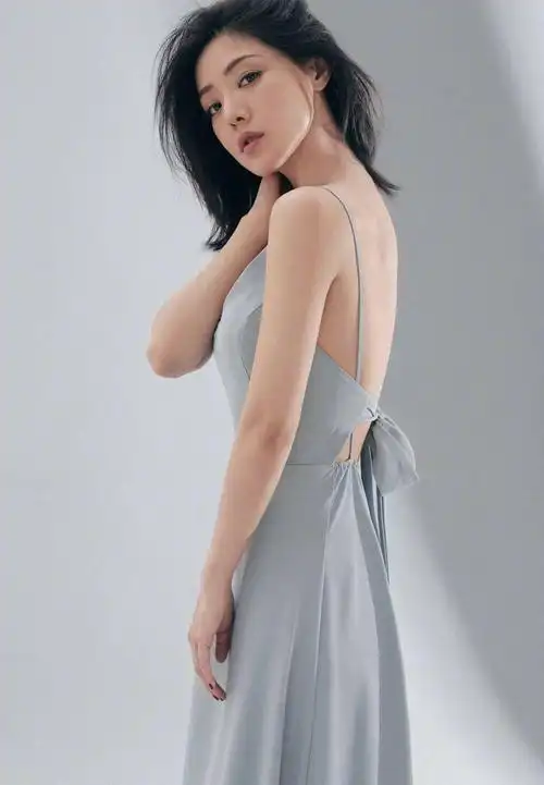 原来邓家佳身材和气质这么好连土味吊带碎花裙都穿出了国际范