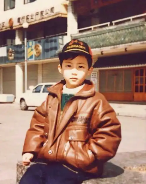 不过,黄景瑜出道后说起自己的经历,异乡打拼做过很多工作,没和爸妈