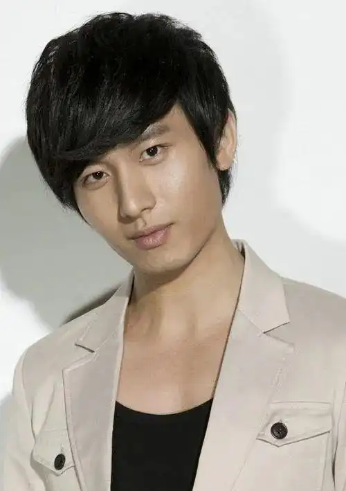 成毅旧照曝光脑门大发际线高很显老撞脸gai司凤滤镜破碎