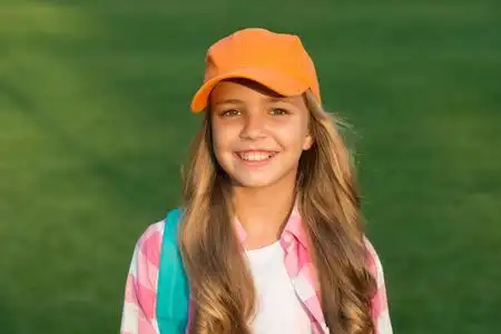 微笑的女孩.开朗的女学生.快乐的微笑的孩子.玩得高兴.