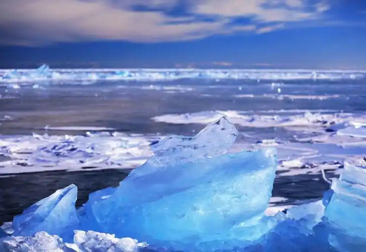 淡淡的彩云伴着蓝色的冰,美不胜收!