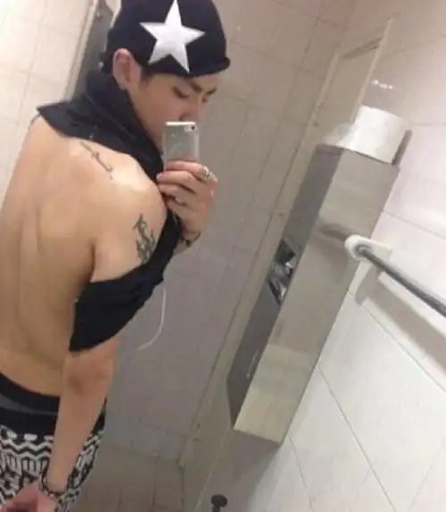 吴亦凡私房照曝光 撅嘴卖萌秀身材