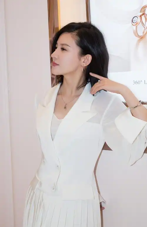 杨子姗厉害了,西装下面穿百褶裙干练又甜美,看了也想这样穿