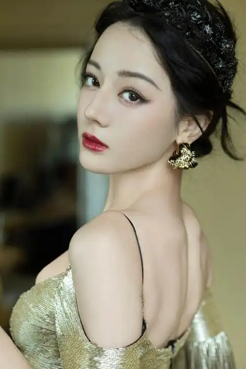 迪丽热巴鎏金裙##红星美凯龙 迪丽热巴